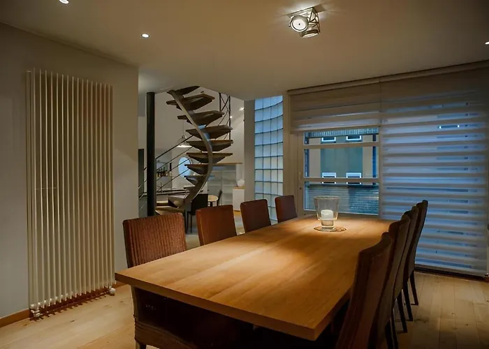 アパート Big And Comfortable Triplex In クノック・ヘイスト